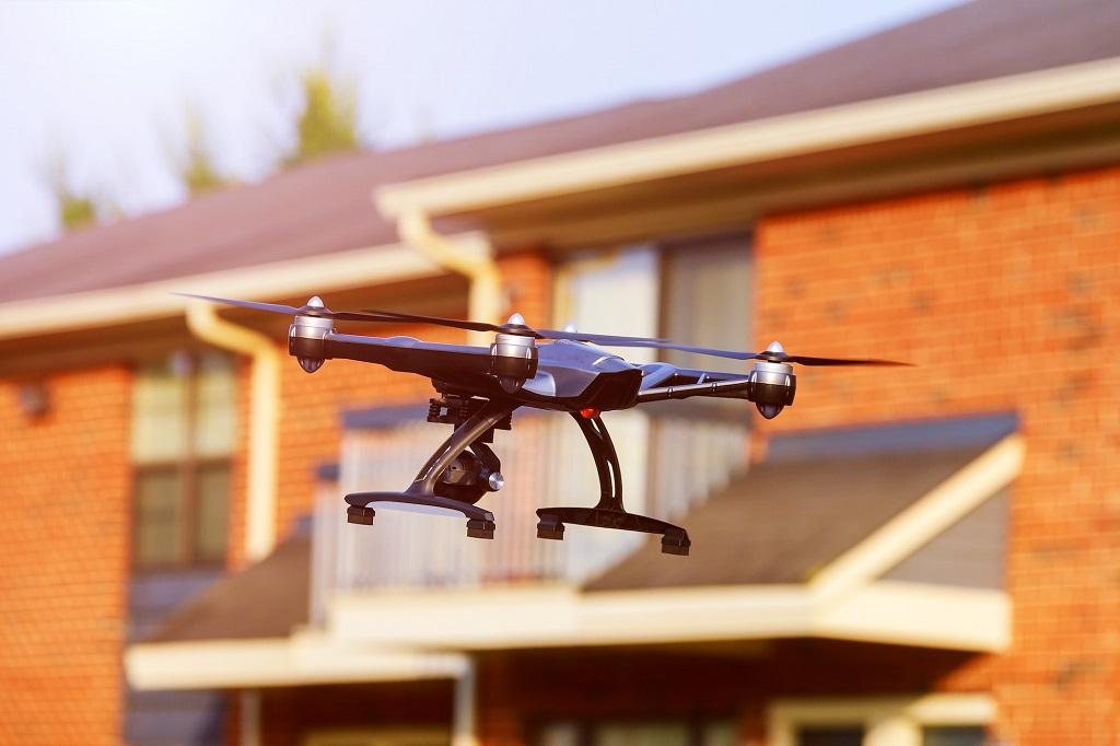 drone-in-volo-davanti-casa