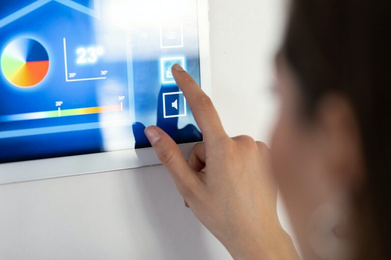 donna che usa il sistema di domotica per regolare la temperatura