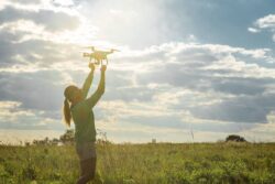 una giovane donna lancia un drone nel cielo
