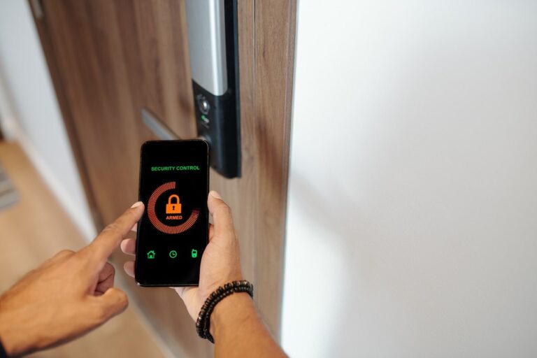 uomo-che-usa-smart-lock-applicazione-per-aprire-porta