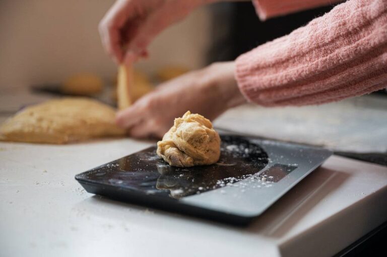 pesare l'impasto della pasta sulla bilancia da cucina