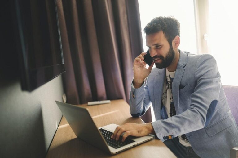 uomo-che-lavora-alla-sua-rete-network-marketing
