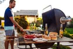 uomo organizza il perfetto barbecue in giardino