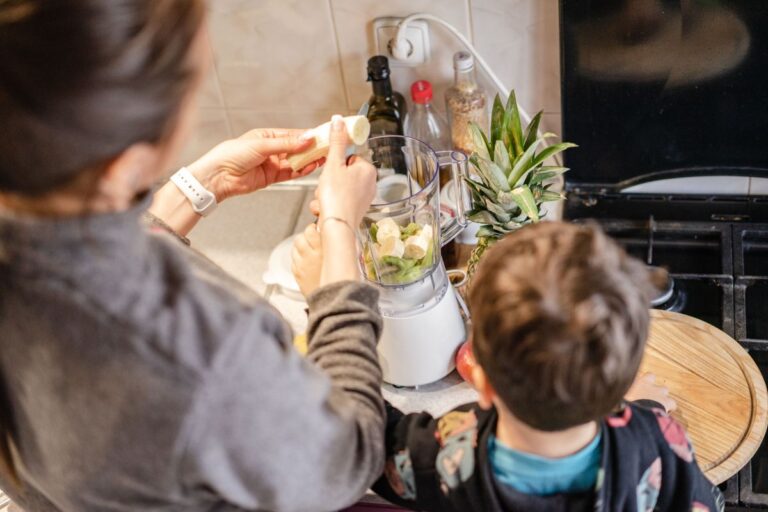 Preparazione di uno smoothie con il frullatore