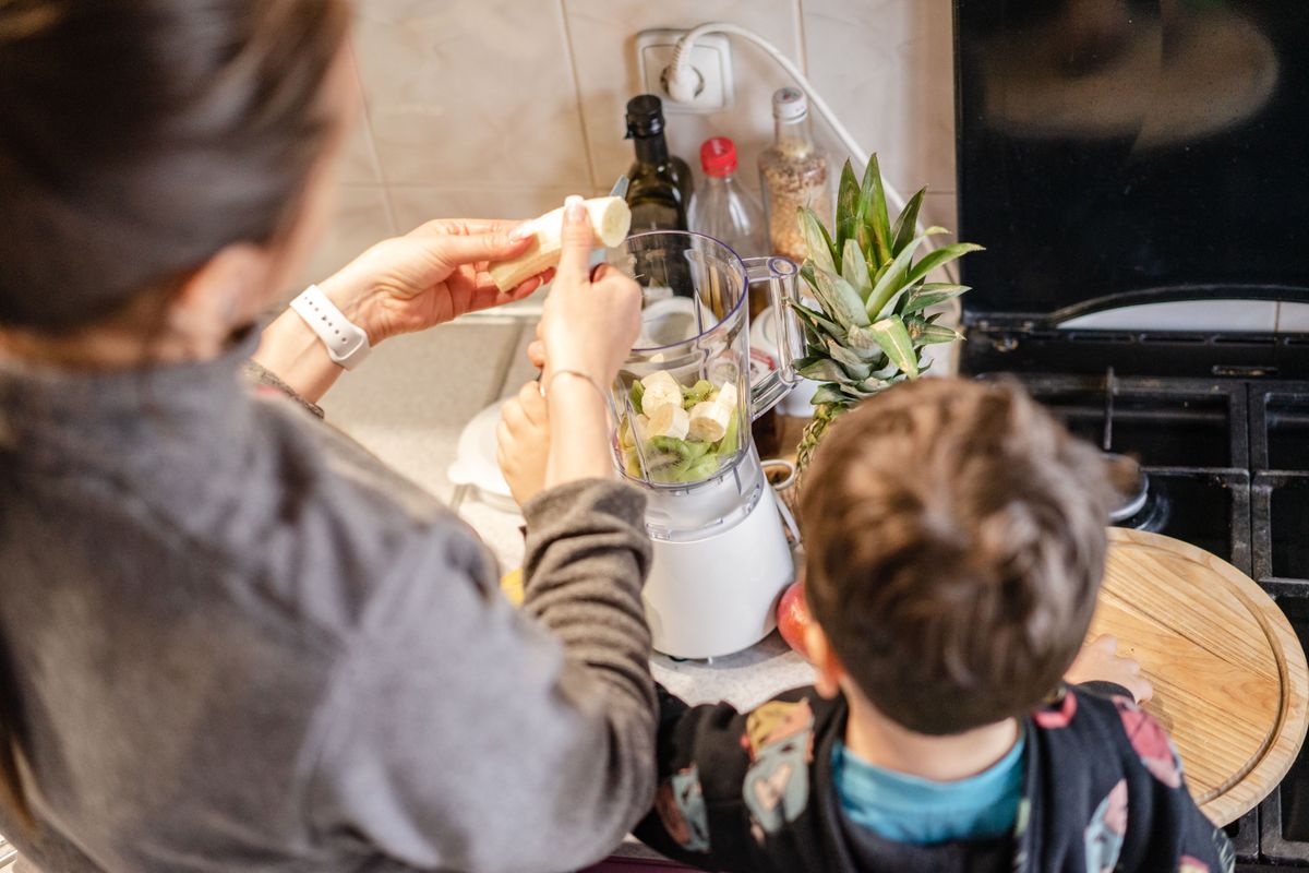 Preparazione di uno smoothie con il frullatore
