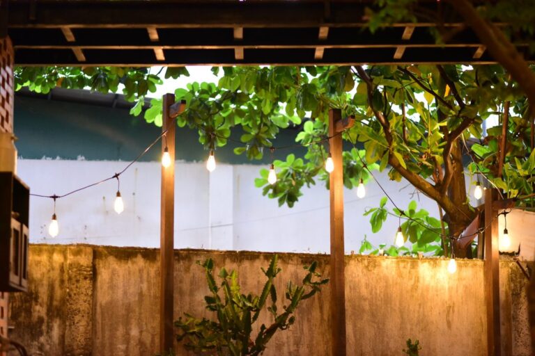 Terrazzo illuminato in una sera d estate