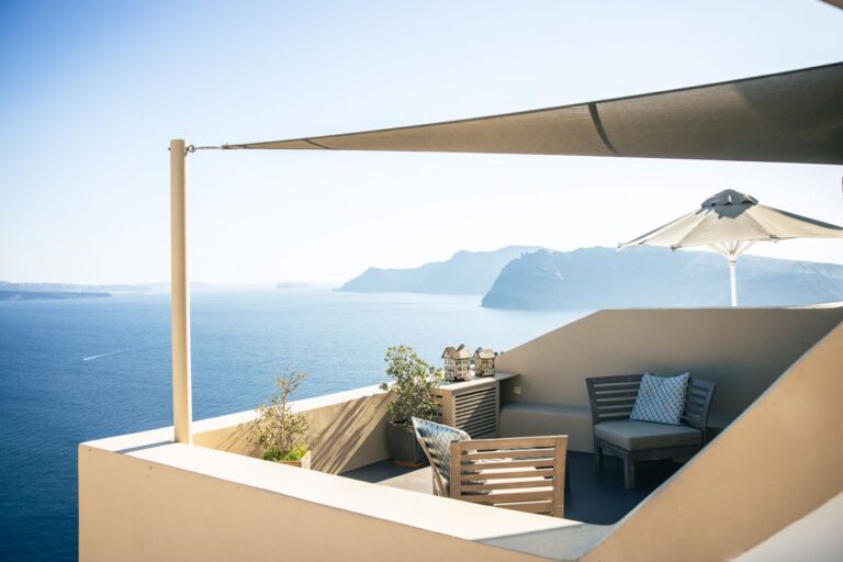 Tenda a vela che ombreggia una terrazza con zona relax