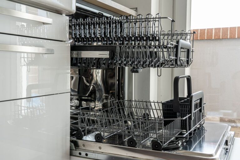 Lavastoviglie aperta in cucina
