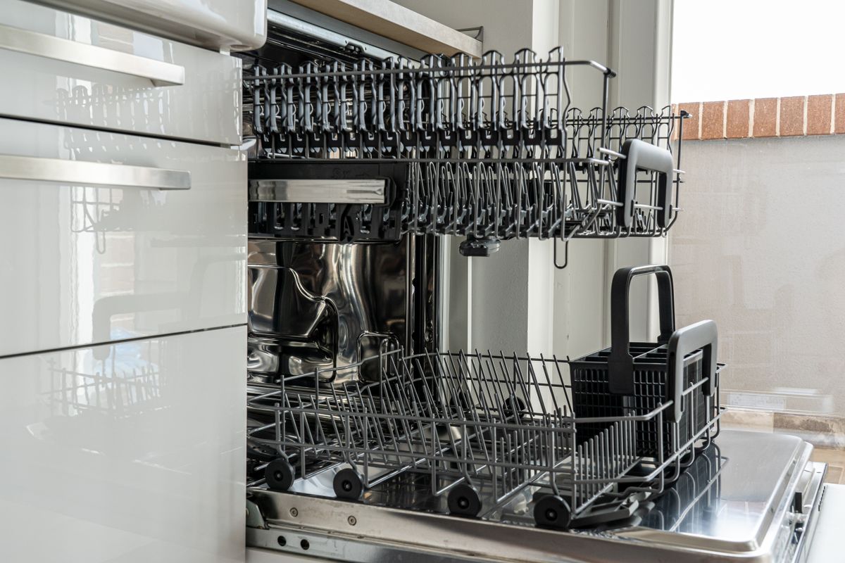 Lavastoviglie aperta in cucina