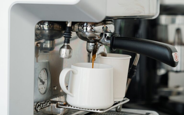 Macchina da caffe automatica che eroga un espresso