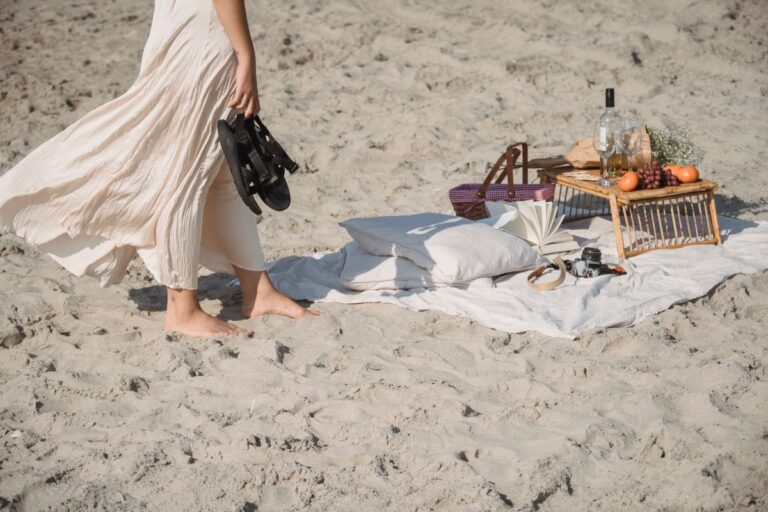 Picnic in spiaggia con cibo e bevande fresche