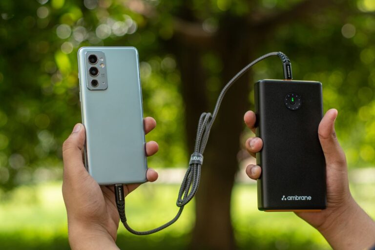 Power bank che ricarica uno smartphone in viaggio
