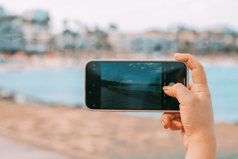 Smartphone usato in riva al mare
