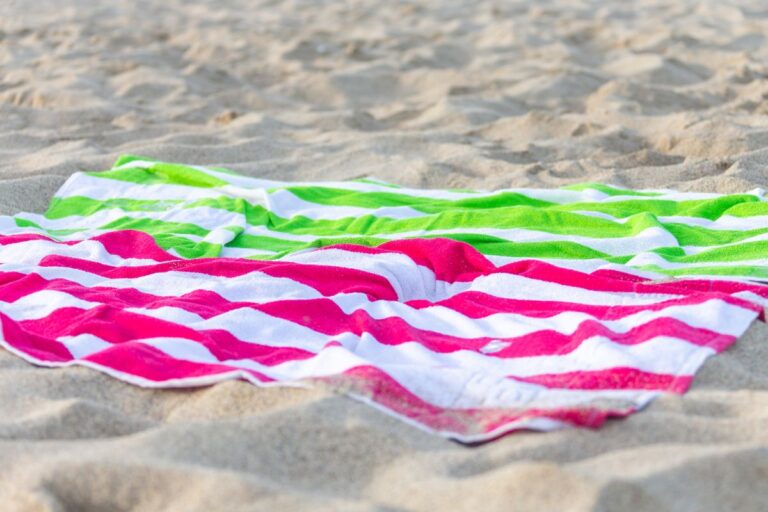 Telo mare steso sulla sabbia in spiaggia