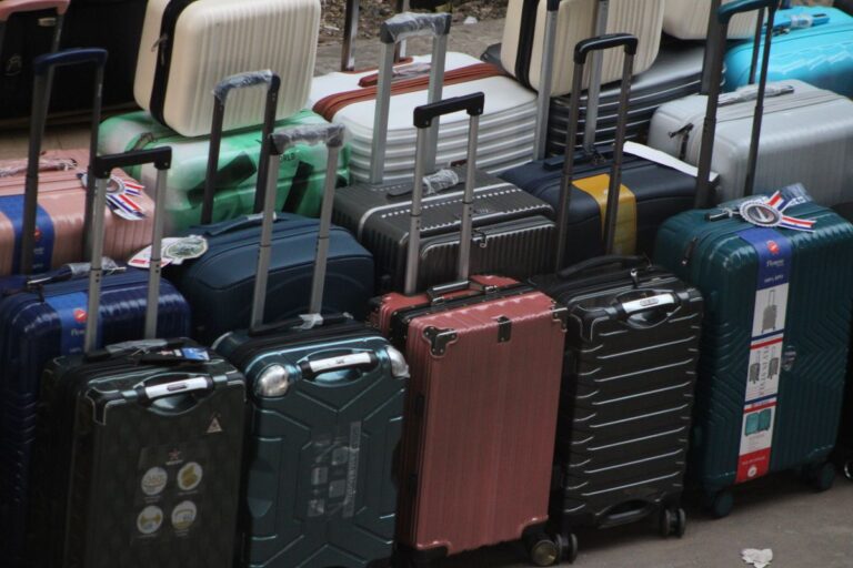 Valigie e trolley moderni pronti per il viaggio