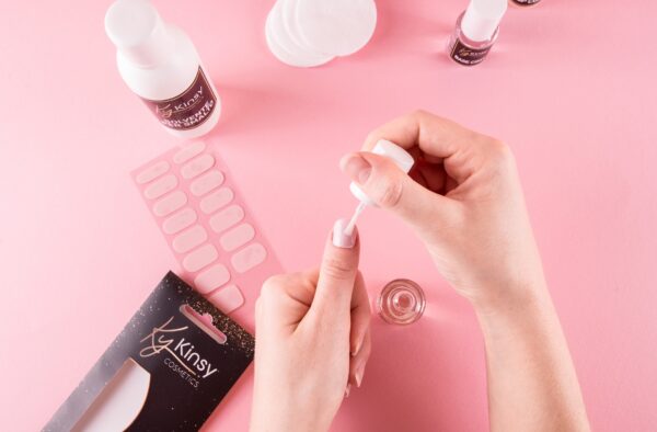 Kinsy Cosmetics è il kit per manicure con l'innovativo smalto adesivo.