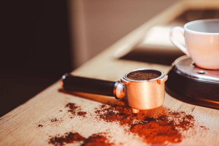 Portafiltro con caffe macinato, macchina espresso manuale