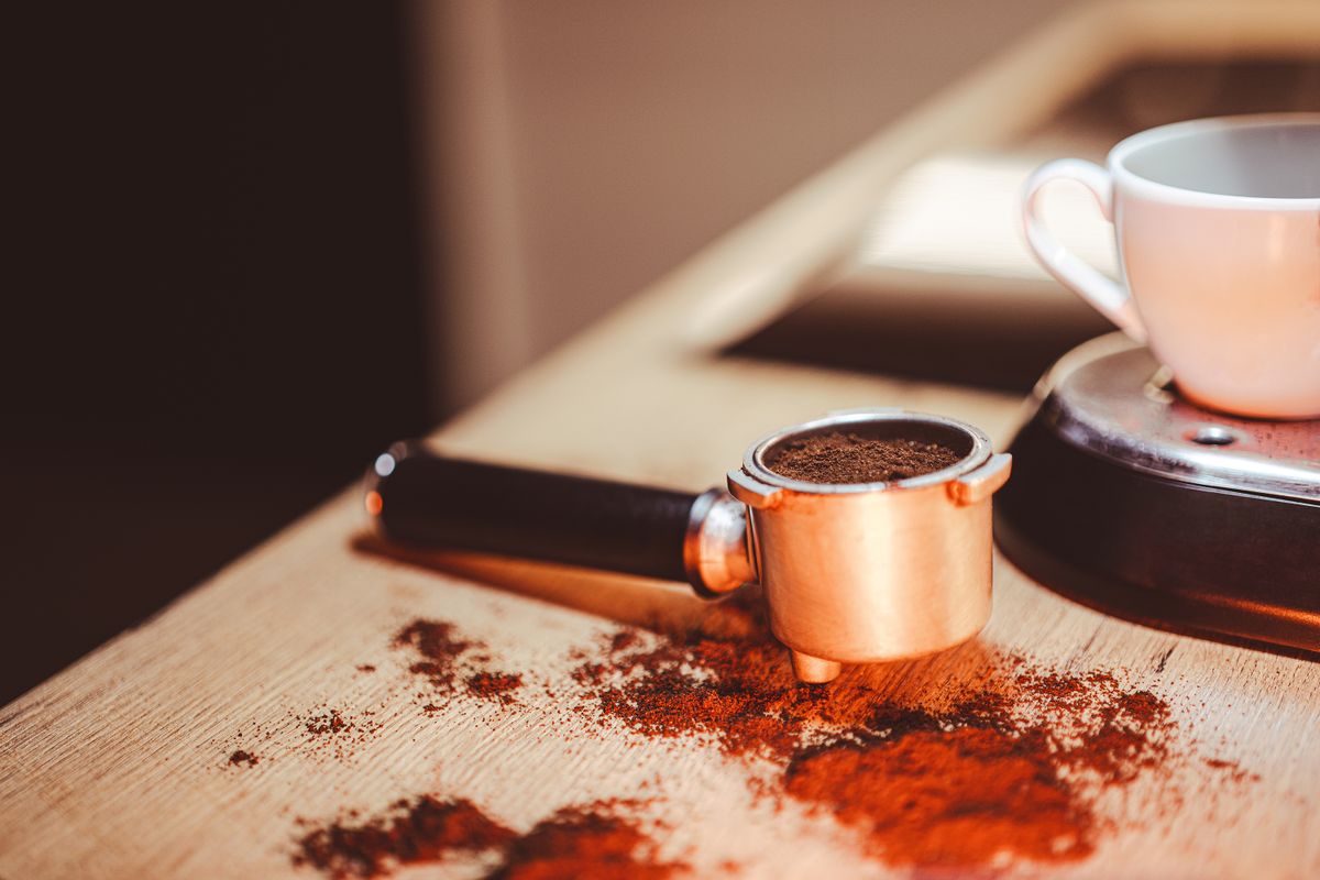 Portafiltro con caffe macinato, macchina espresso manuale