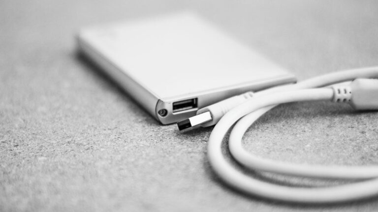Disco rigido esterno portatile collegato a un computer con cavo USB