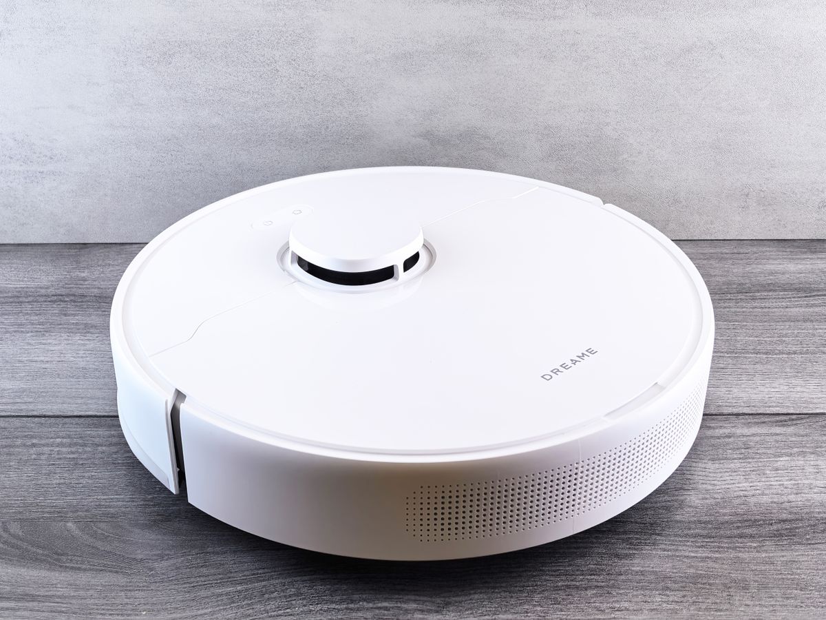 Robot aspirapolvere Dreame bianco su pavimento