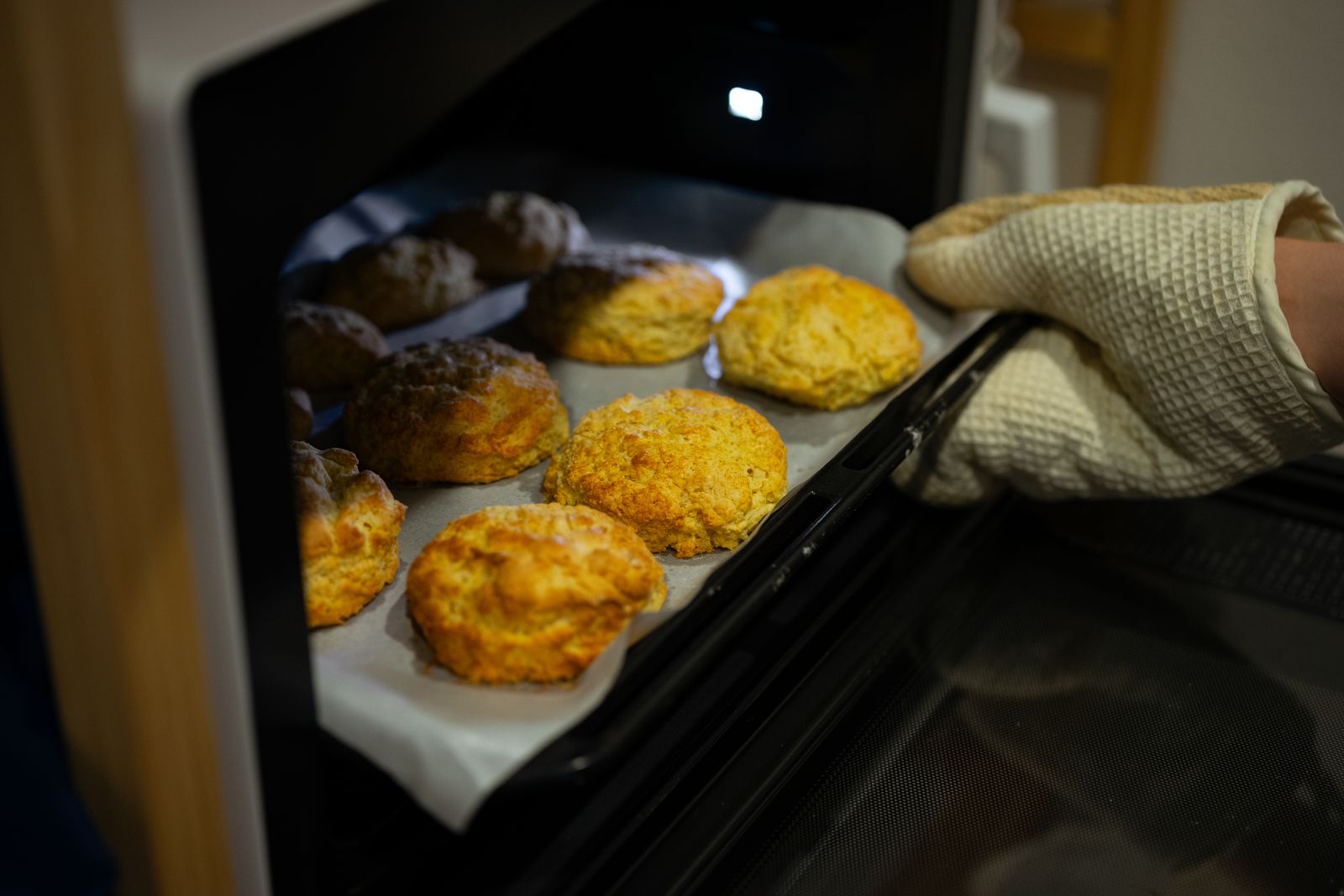 Teglia estratta dal forno: controllare la cottura aiuta a capire se il forno non scalda bene