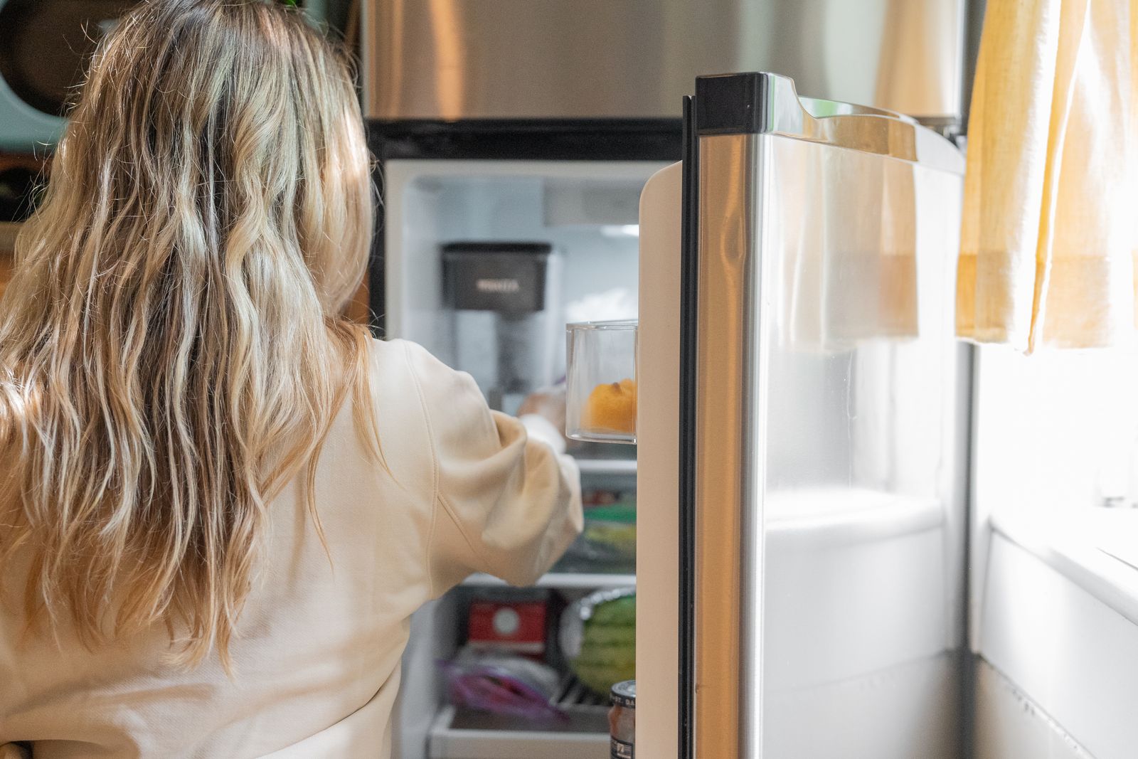 Controllo degli alimenti in un frigorifero aperto che non raffredda