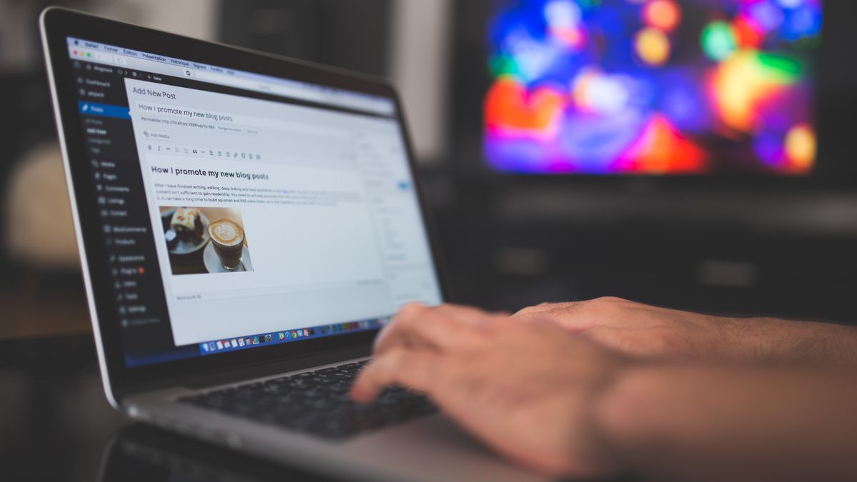 Mani che scrivono un articolo per un blog al computer portatile