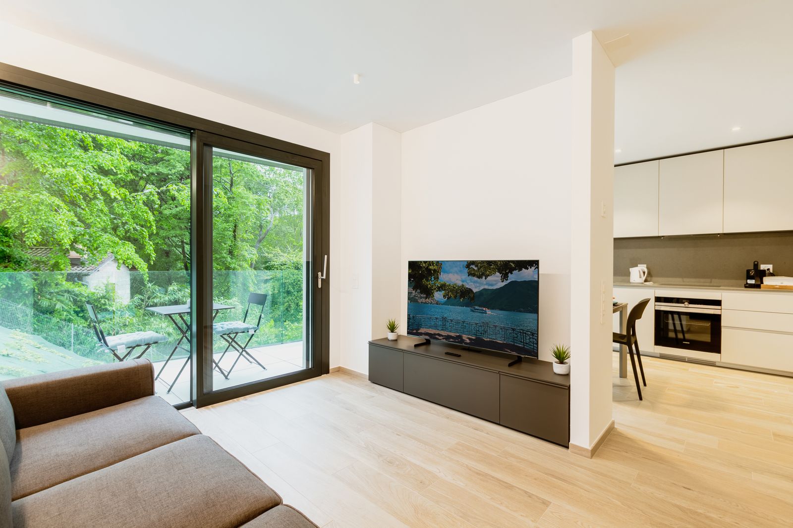 Smart TV 4K da 50 pollici appoggiato su un mobile basso in un soggiorno luminoso