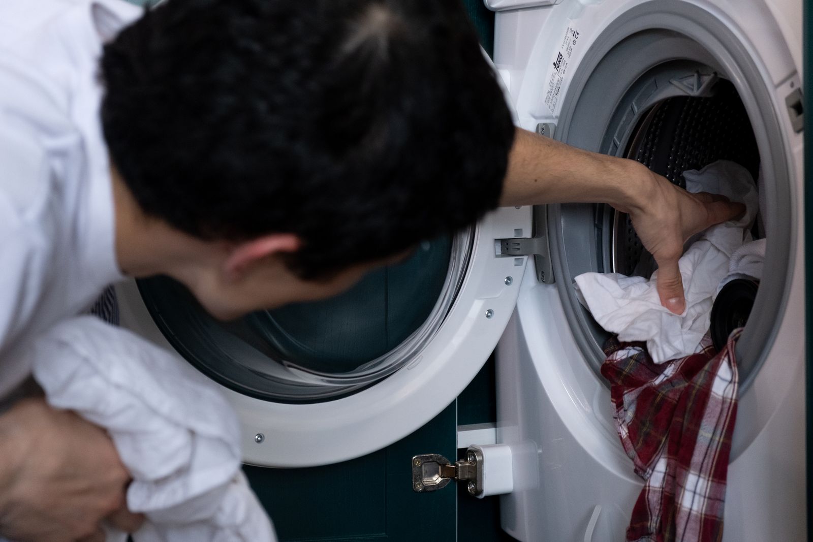 Controllo del bucato nell oblo di una lavatrice che non centrifuga