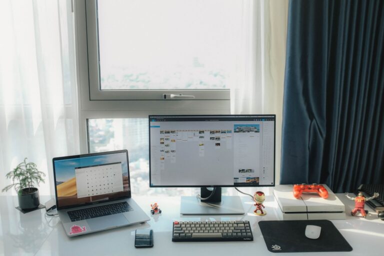 Monitor da 27 pollici 4K al centro di una scrivania con portatile e tastiera