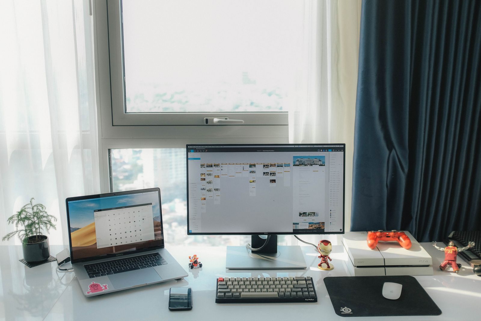 Monitor da 27 pollici 4K al centro di una scrivania con portatile e tastiera