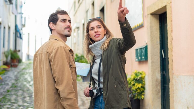 Due persone si parlano per strada durante un viaggio chiedendo indicazioni