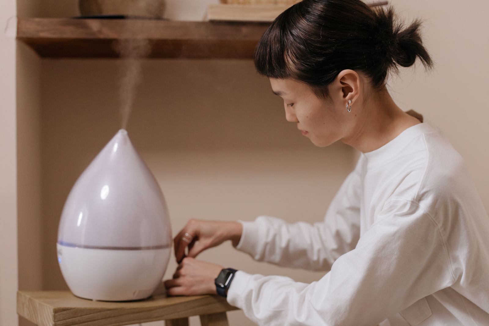 Umidificatore ambiente in funzione con la nebbia fredda visibile