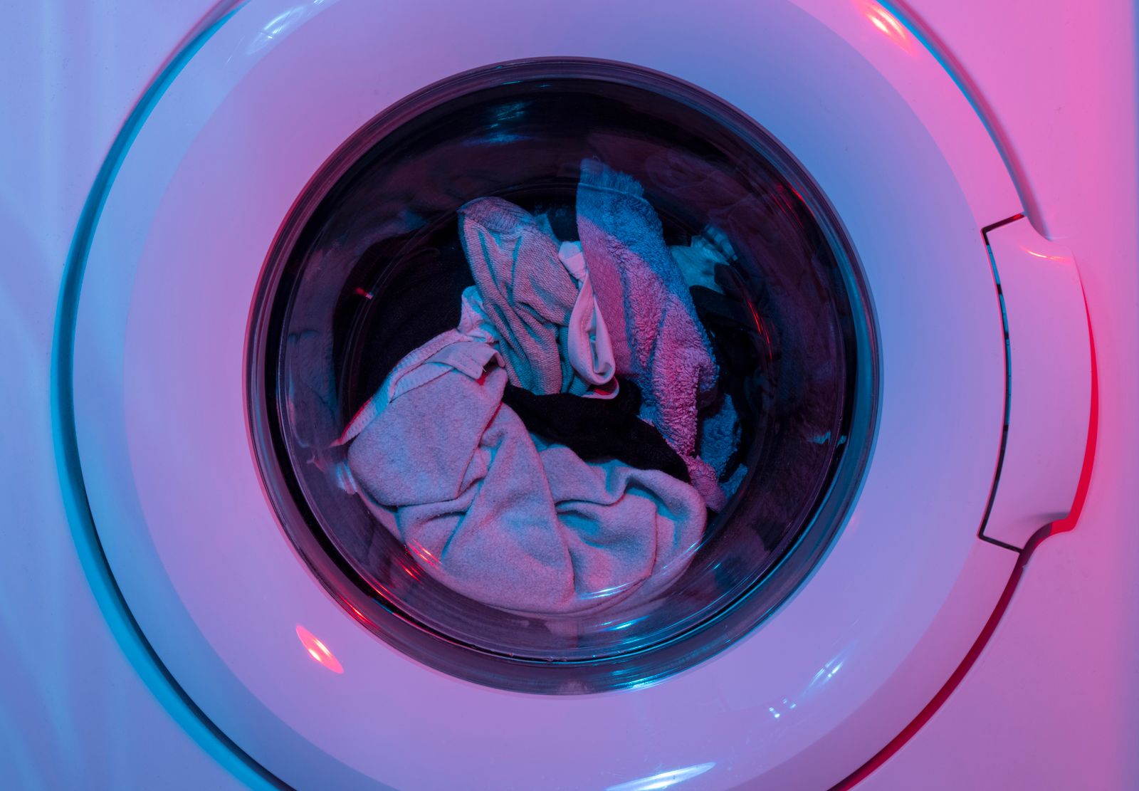 Panni dentro il cestello di una lavatrice vista dall oblo