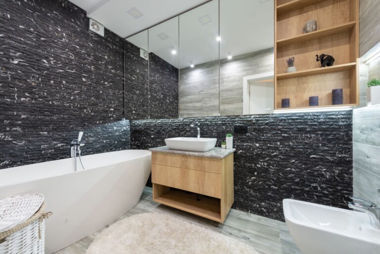 Bagno moderno con vasca, lavabo e box doccia