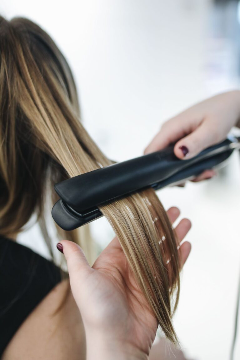 Piastra per capelli che liscia una ciocca, il momento in cui il calore agisce sulla fibra