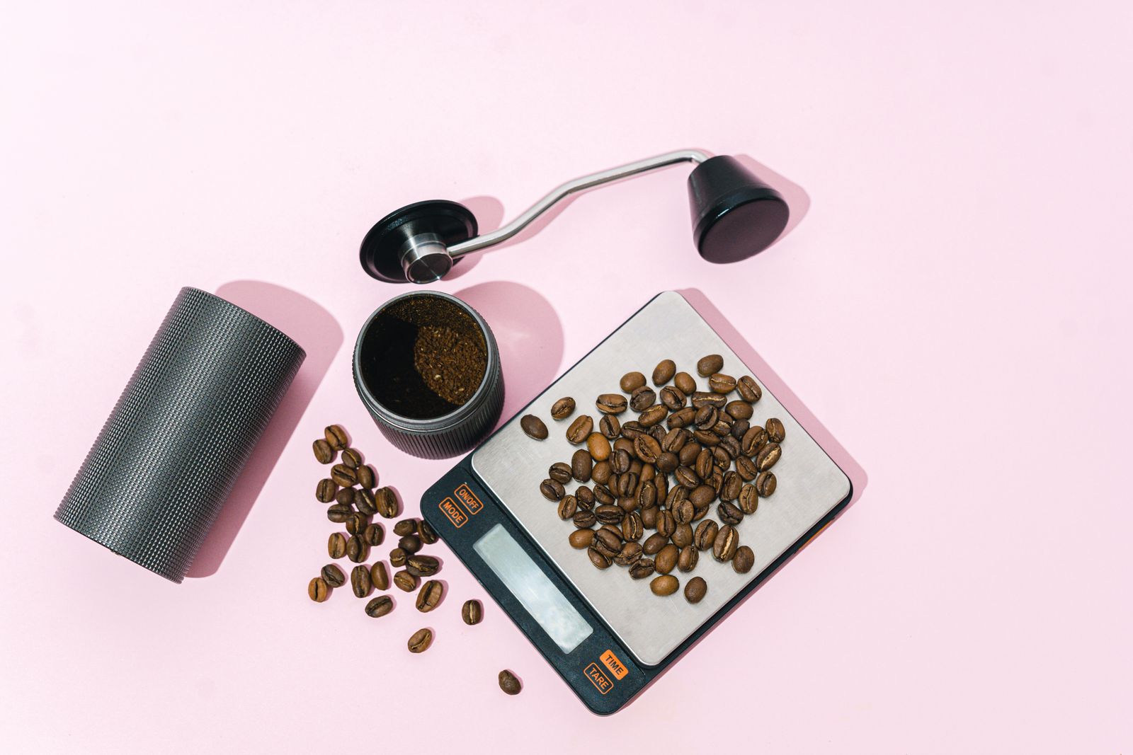 Bilancia digitale con chicchi di caffè, portafiltro e macinino visti dall alto